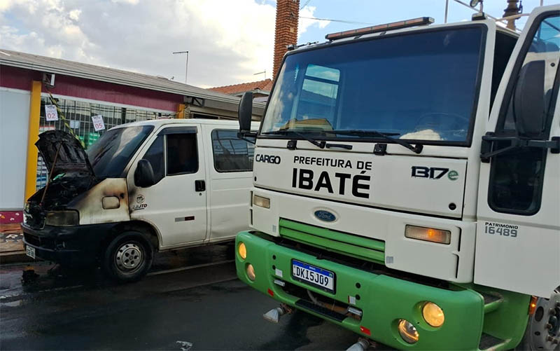 Van pega fogo no Centro de Ibaté