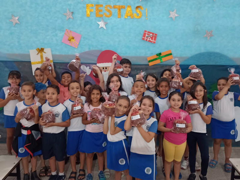 Prefeitura de Ibaté Distribui Panetones para Alunos da Rede Municipal de Ensino