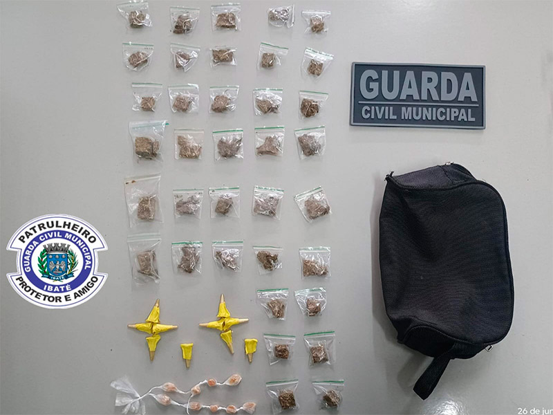 Fuga frustrada: homem arremessa pochete com drogas sobre unidade de saúde e é preso