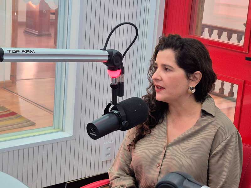 Secretária apresenta avanços da Assistência Social de Ibaté durante entrevista à Rádio São Carlos