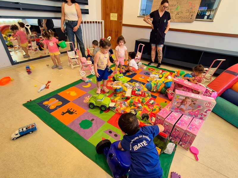 Secretaria de Educação de Ibaté renova brinquedos da rede municipal de ensino