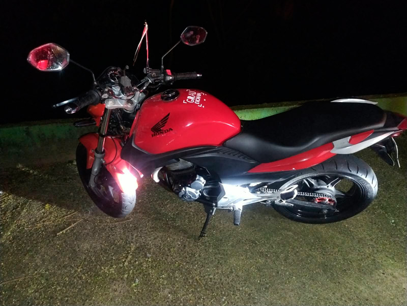Motocicleta é recuperada após suspeitos fugirem para mata em Ibaté