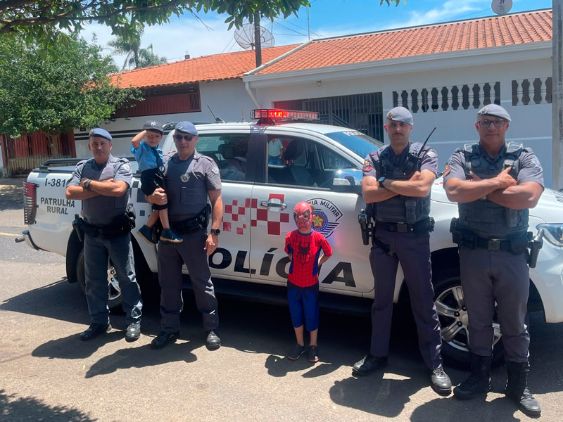 Polícia Militar proporciona momento especial para criança no Jardim Popular