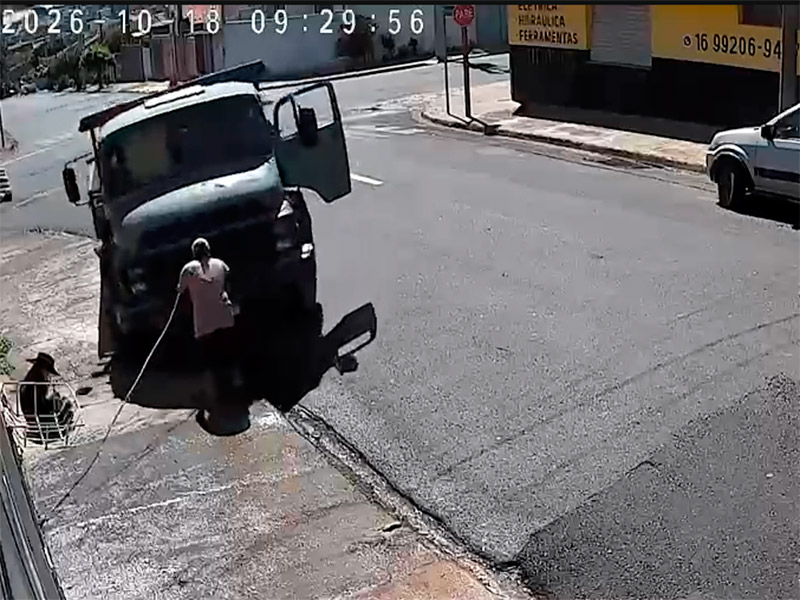 Caminhão invade calçada, atropela duas pessoas e derruba muro em Ibaté