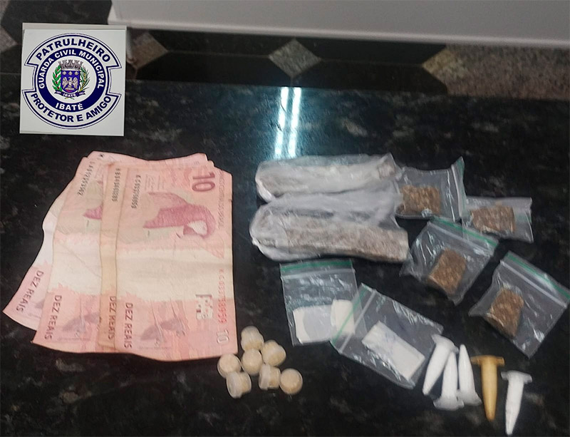 Indivíduo foge durante abordagem e deixa drogas em terreno baldio
