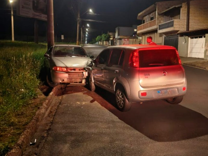 Colisão lança carro estacionado contra poste no Jardim Icaraí